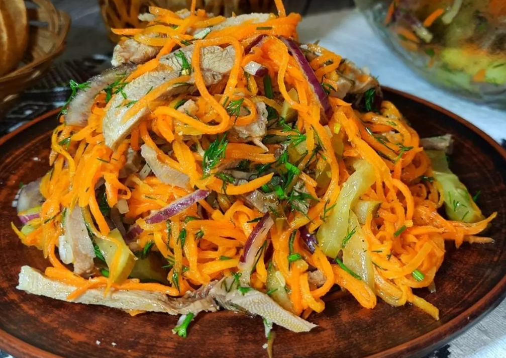 Салат с креветками и зелёным горошком